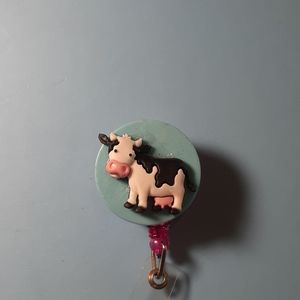 Retractable name badge holder